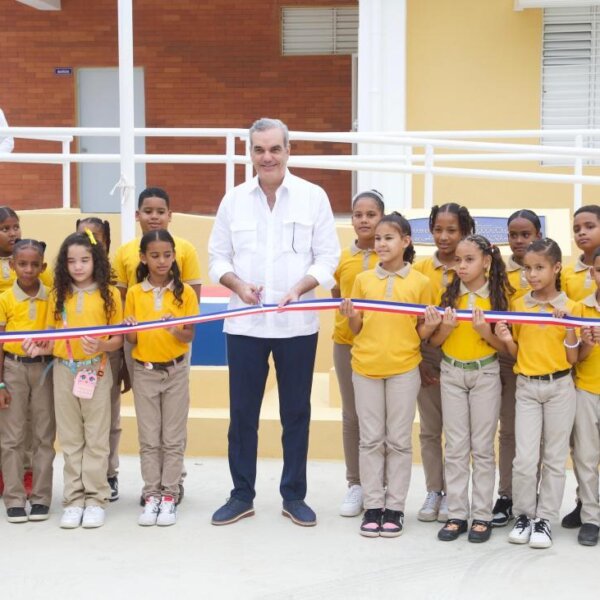 Presidente Luis Abinader inaugura moderno centro tecnológico en el sur del país