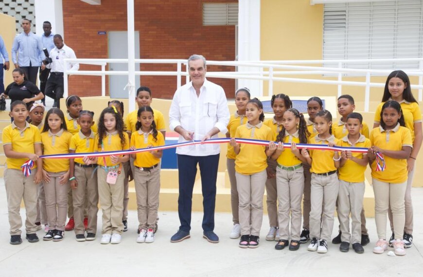 Presidente Luis Abinader inaugura moderno centro tecnológico en el sur del país
